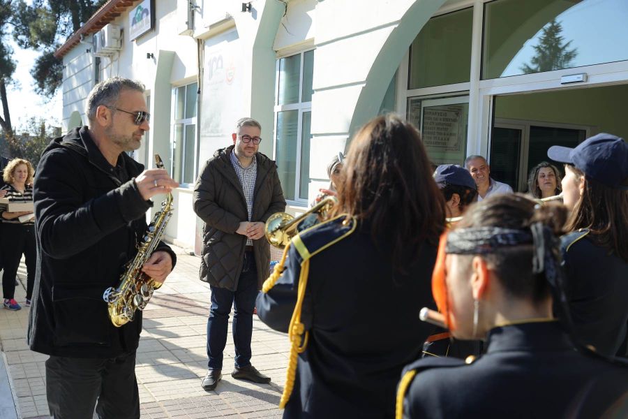 Με χριστουγεννιάτικες μελωδίες και ευχές «πλημμύρισε» το δημαρχείο Ωραιοκάστρου