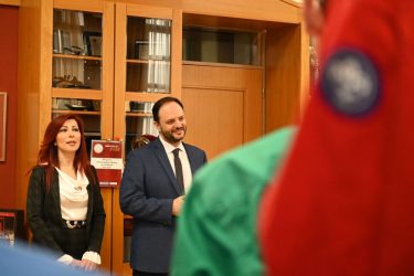 Καλαμαριά: Σύλλογοι τραγούδησαν τα κάλαντα στον δήμαρχο, Γιάννη Δαρδαμανέλη (ΦΩΤΟ)