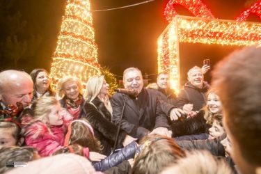 Δήμος Πυλαίας Χορτιάτη: Φώτισαν τα Χριστουγεννιάτικα δέντρα και στις έξι δημοτικές ενότητες