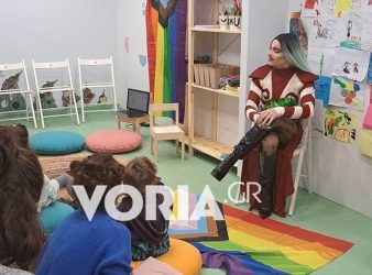 Drag Queen διάβασε παραμύθια σε παιδιά Θεσσαλονίκη