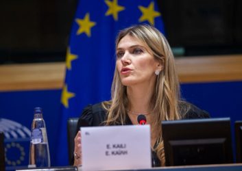 Εύα Καϊλή: Σε αναστολή όλες οι αρμοδιότητες της στο Ευρωκοινοβούλιο