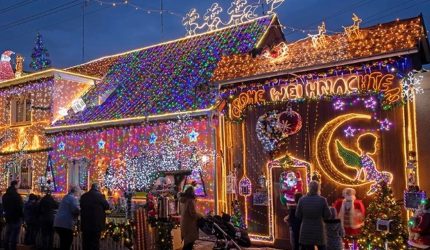 Γερμανία: Φωταγωγήθηκε το “Σπίτι των Χριστουγέννων” με 60.000 φωτάκια – Οι ιδιοκτήτες του δέχτηκαν απειλές 