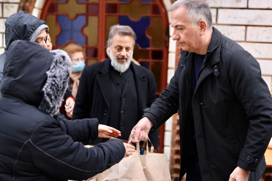 Σταύρος Καλαφάτης: Πρόσφερε τρόφιμα και είδη πρώτης ανάγκης σε ευπαθείς ομάδες