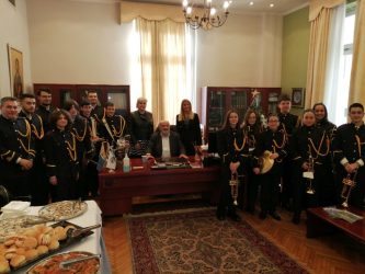 Ευχές και παραδοσιακά κάλαντα άκουσε ο πρόεδρος του ΕΕΘ, Μιχάλης Ζορπίδης