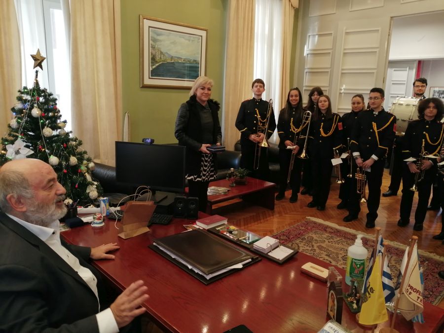 Ευχές και παραδοσιακά κάλαντα άκουσε ο πρόεδρος του ΕΕΘ, Μιχάλης Ζορπίδης