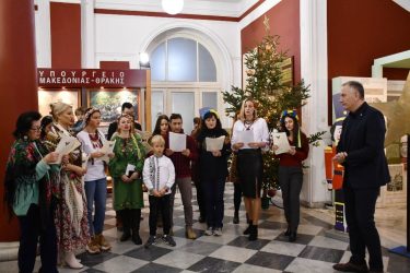 Θεσσαλονίκη: Μπάντες και χορωδίες έψαλαν τα κάλαντα στον Σταύρο Καλαφάτη (ΦΩΤΟ)