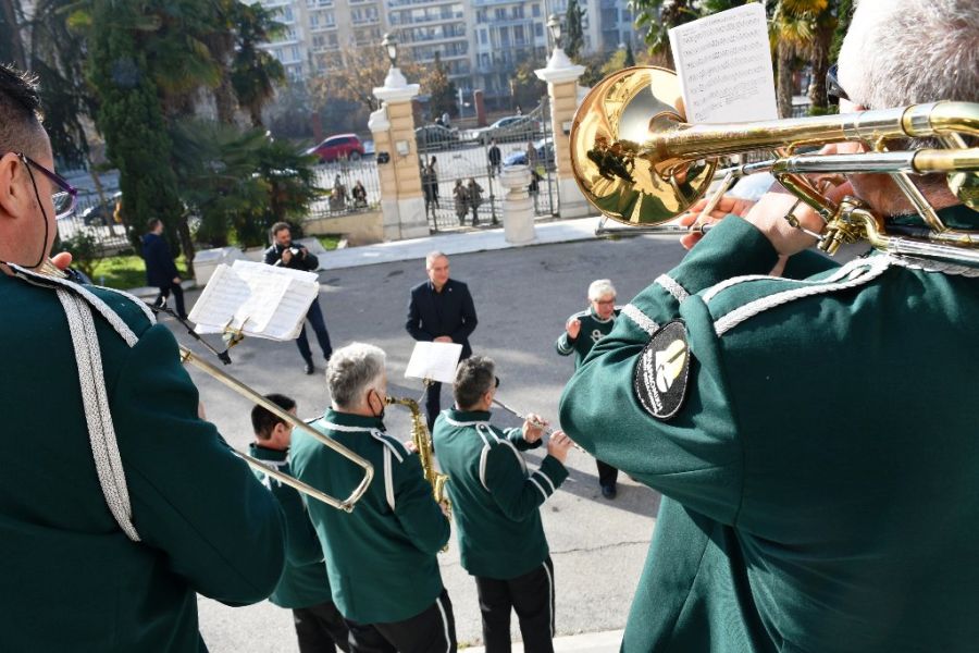 Μπάντες και χορωδίες έψαλαν τα κάλαντα στο γραφείο του Σταύρου Καλαφάτη 