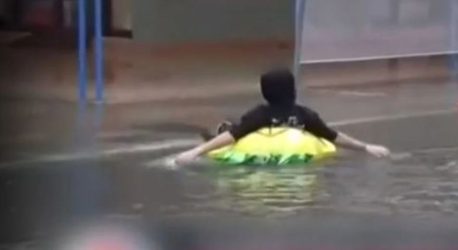 Απίστευτο: Βγήκε με φουσκωτό στους πλημμυρισμένους δρόμους της Κατερίνης