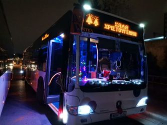 Θεσσαλονίκη: Οδηγός στόλισε χριστουγεννιάτικα λεωφορείο που κάνει δρομολόγιο στο Ωραιόκαστρο (ΒΙΝΤΕΟ)
