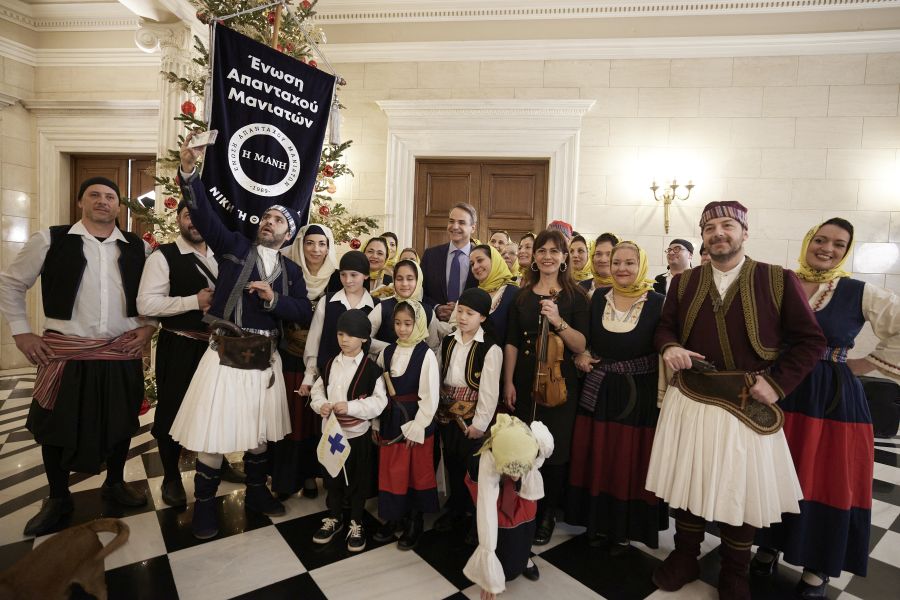 Κάλαντα της Πρωτοχρονιάς άκουσε ο πρωθυπουργός Κυριάκος Μητσοτάκης