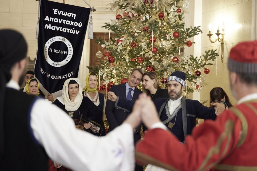 Κάλαντα της Πρωτοχρονιάς άκουσε ο πρωθυπουργός Κυριάκος Μητσοτάκης