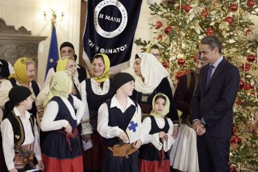 Πρωτοχρονιάτικα κάλαντα από τη Μάνη  άκουσε ο Κυριάκος Μητσοτάκης (ΦΩΤΟ)