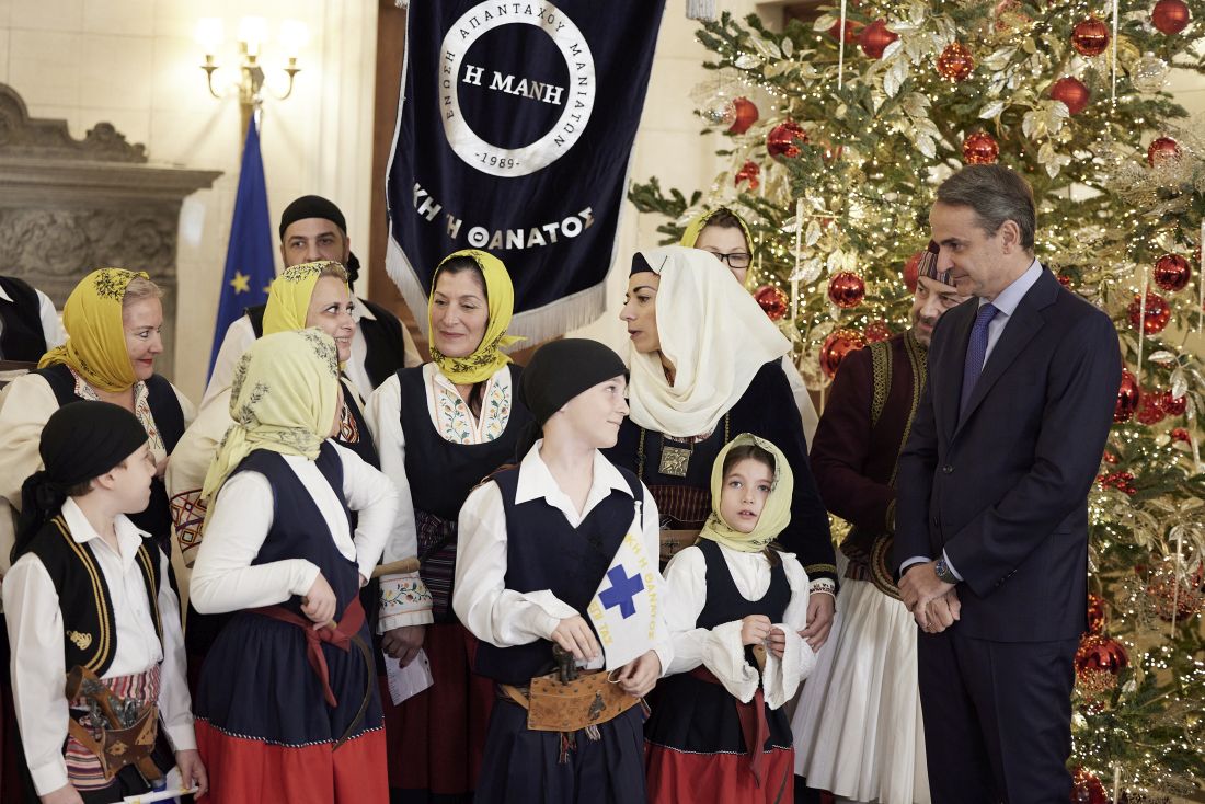Κάλαντα της Πρωτοχρονιάς άκουσε ο πρωθυπουργός Κυριάκος Μητσοτάκης