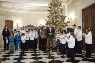 Κυριάκος Μητσοτάκης: Τα χριστουγεννιάτικα κάλαντα άκουσε ο πρωθυπουργός στο Μέγαρο Μαξίμου (ΦΩΤΟ)