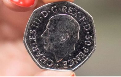 Σε κυκλοφορία τα πρώτα νομίσματα με το πορτρέτο του βασιλιά Καρόλου