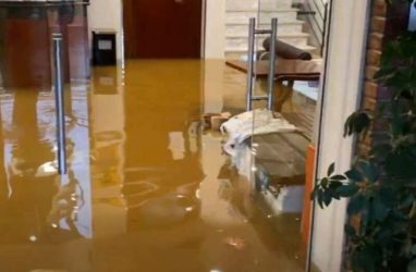 Κακοκαιρία “ARIEL”: Πλημμύρισαν δρόμοι και ξενοδοχεία στην Ολυμπιακή Ακτή (ΒΙΝΤΕΟ & ΦΩΤΟ)