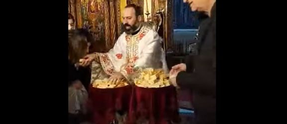 Θεσσαλονίκη: Ιερέας μοίρασε αντίδωρο και τραγούδησε τα κάλαντα στα ποντιακά (ΒΙΝΤΕΟ)