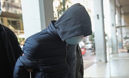 Γυναικοκτονία στον Πειραιά: Μετανιωμένος εμφανίστηκε ο 25χρονος που δολοφόνησε τη 19χρονη – Πήρε προθεσμία