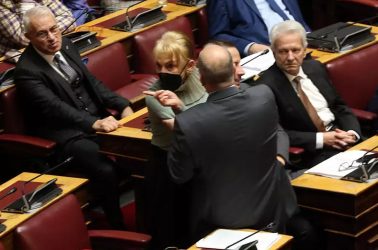 Ενταση στη Βουλή: Εφτασε στα έδρανα του ΣΥΡΙΖΑ η Φωτεινή Πιπιλή