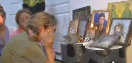Πυροβολισμός 16χρονου στη Θεσσαλονίκη: Η σύζυγος του κλαίει πάνω από το εικονοστάσι: “Να γίνει ένα θαύμα”