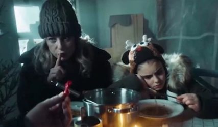 Το παρατράβηξε ρωσική διαφήμιση – Πολίτες κρυώνουν και τρώνε… χάμστερ (ΒΙΝΤΕΟ)