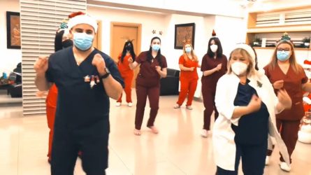 Γιατροί και νοσηλευτές από τις Σέρρες ευχήθηκαν για τις γιορτές χορεύοντας (ΒΙΝΤΕΟ)