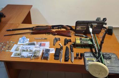 Σέρρες: Χειροπέδες σε άνδρα που έκρυβε στο σπίτι του πιστόλια και μαχαίρια (ΦΩΤΟ)