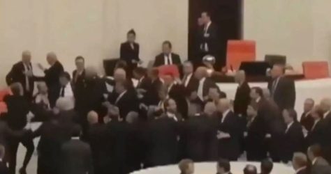Τουρκία: “Βροχή” έπεσαν οι μπουνιές στο κοινοβούλιο – Στην εντατική ένας βουλευτής (ΒΙΝΤΕΟ)