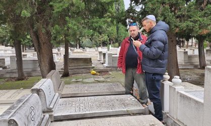 Θεσσαλονίκη: Tον τάφο του παππού του επισκέφθηκε ποδοσφαιριστής της Μακάμπι Χάιφα (ΒΙΝΤΕΟ)
