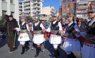 Καλαμαριά: Βγήκαν οι Μωμόγεροι στην πλατεία προσφυγικού Ελληνισμού (ΦΩΤΟ)