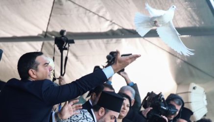 Τσίπρας: “Εχουμε ανάγκη από φως ιδίως τα τελευταία χρόνια που περπατάμε στο σκοτάδι”
