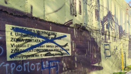Θεσσαλονίκη: Βανδάλισαν με αγκυλωτούς σταυρούς τοιχογραφία για το Ολοκαύτωμα (ΦΩΤΟ)