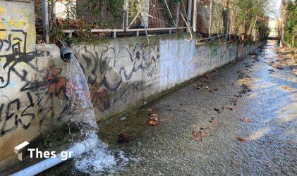 Θεσσαλονίκη: Ποτάμι δρόμος στη Νεάπολη από σπασμένο αγωγό (ΒΙΝΤΕΟ & ΦΩΤΟ)
