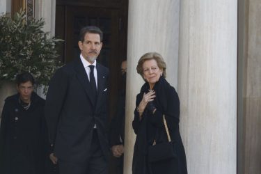 Κηδεία τέως βασιλιά Κωνσταντίνου: Συντετριμμένη η σύζυγός του Αννα – Μαρία (ΦΩΤΟ)