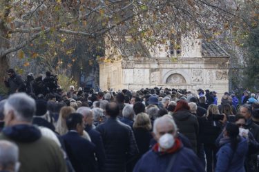 Τέως βασιλιάς Κωνσταντίνος: Σε λαϊκό προσκύνημα η σορός (ΒΙΝΤΕΟ)
