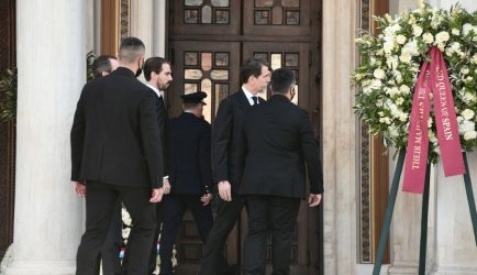 Κηδεία τέως βασιλιά Κωνσταντίνου: Στην Μητρόπολη η οικογένεια του (ΦΩΤΟ)