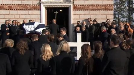 Τέως βασιλιάς Κωνσταντίνος: Ενταφιάστηκε στο Τατόι δίπλα στους γονείς του (ΦΩΤΟ)
