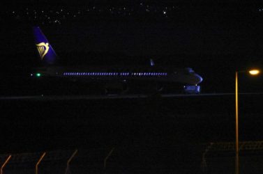 “Ελευθέριος Βενιζέλος”: Εκκενώνεται το αεροπλάνο που ειδοποιήθηκε για βόμβα (ΒΙΝΤΕΟ & ΦΩΤΟ)