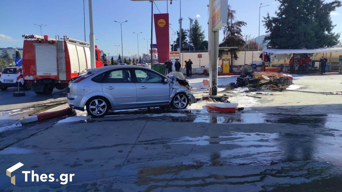 Οχημα καρφώθηκε σε βενζινάδικο φωτιά Θεσσαλονίκη