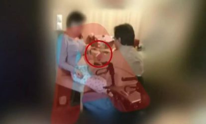 Φωτογραφία ντοκουμέντο με τον ψευτογιατρό να κάνει ένεση σε νεαρή ασθενή