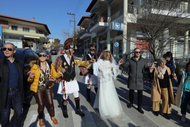 Θεσσαλονίκη: Αναβίωσαν οι Μωμόγεροι στο Ωραιόκαστρο – Ο δήμαρχος «έκλεψε» τη νύφη και μπήκε στο χορό! (ΦΩΤΟ)
