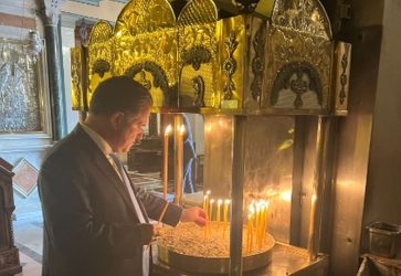 Ο Αδωνις Γεωργιάδης άναψε κερί μετά το τροχαίο: «Αισθάνομαι ότι οι γονείς μου ήταν μαζί μου»