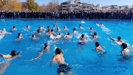 Το αδιαχώρητο στο Κολυμβητήριο του Δήμου Παύλου Μελά για τον λαμπρό εορτασμό των Θεοφανείων (ΦΩΤΟ)