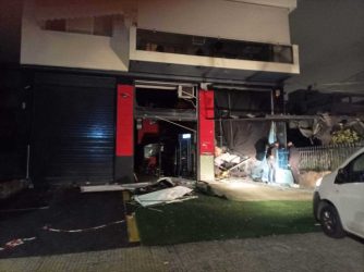 Εκρηξη σε πλυντήριο αυτοκινήτων στη Γλυφάδα – Ανήκει σε σύζυγο γνωστού μοντέλου
