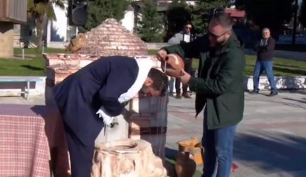 Θεσσαλονίκη: Ο κουμπάρος καταβρέχει τον γαμπρό σαν έθιμο στη Νέα Μεσημβρία (ΒΙΝΤΕΟ)