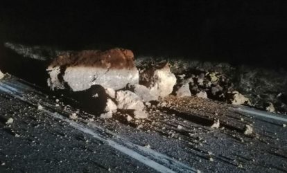 Κατολίσθηση μεγάλου όγκου χώματος στην Εθνική Οδό Λάρισας-Κοζάνης (ΒΙΝΤΕΟ)