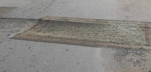 Εγινε viral η λακούβα που σκέπασαν με χαλί στην Αλεξανδρούπολη! (ΦΩΤΟ)