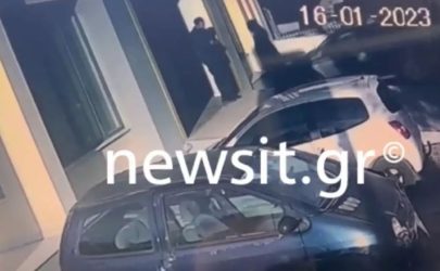 Μοσχάτο: Βίντεο ντοκουμέντο που δείχνει την 47χρονη να αναζητεί το σπίτι του 50χρονου  