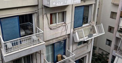 Απίστευτο: Μπαλκόνι ξενοδοχείου “κρέμεται” πάνω από τους ανθρώπους (ΒΙΝΤΕΟ & ΦΩΤΟ)