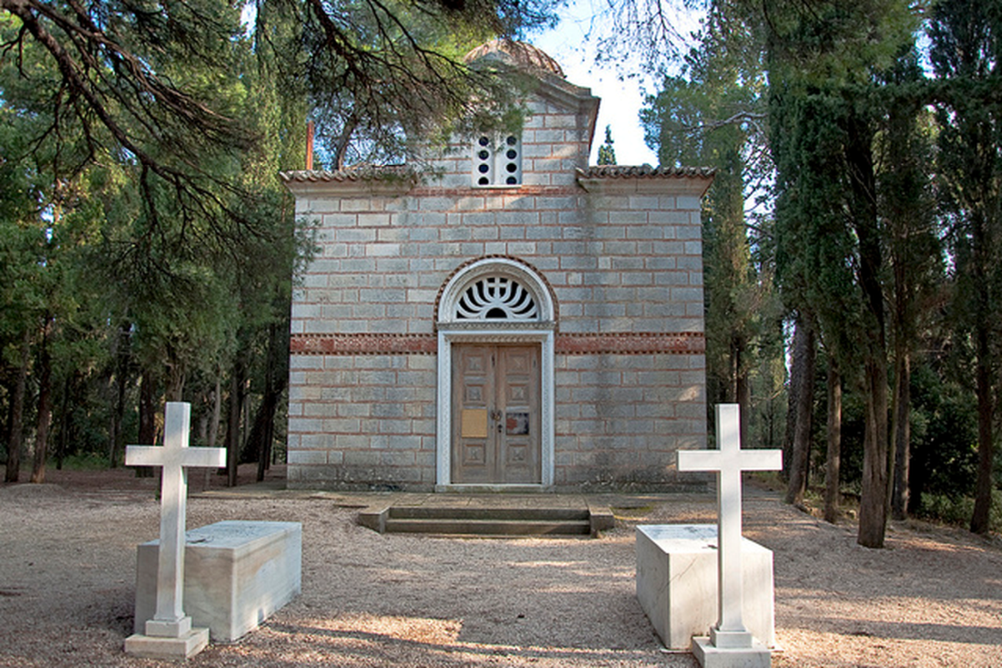 Ναός Αναστάσεως βασιλικό κοιμητήριο Τατόι